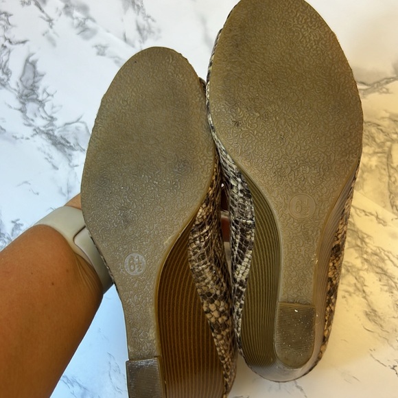 Brown Snake Skin Pattern Wedge Heelef Peep Toe Sandal Size 6.5 - Picture 4 of 5